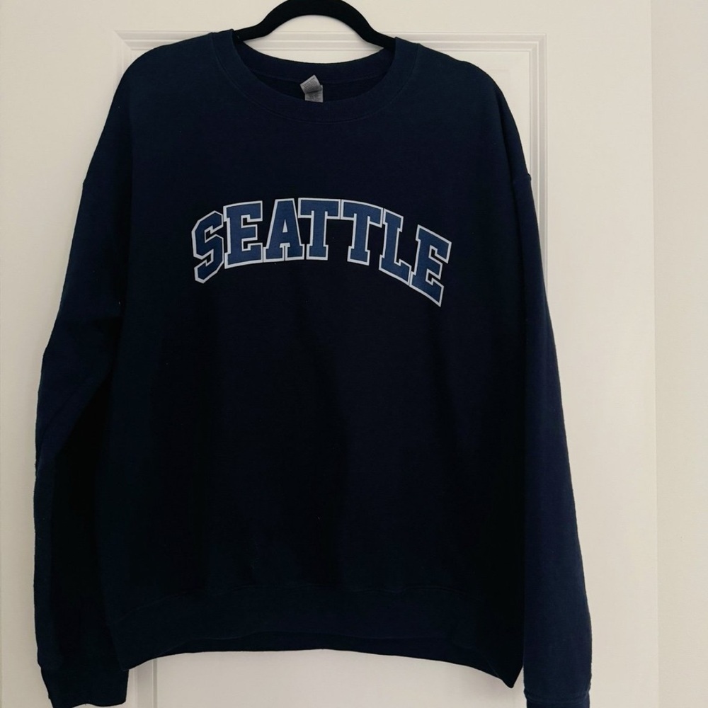 SEATTLE womenโs navy blue crewneck long sleeve sweatshirt sweater size large